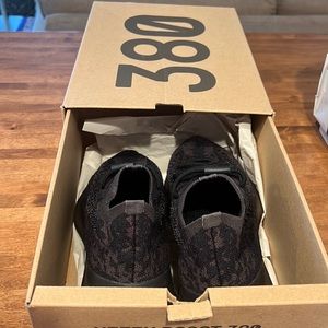 Yeezy Boost 380 Onyx grade school 4.5